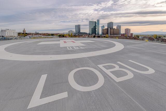 So sieht die neue Hubschrauber-Landeplattform aus. Sie bietet auch eine tolle Aussicht auf Favoriten.