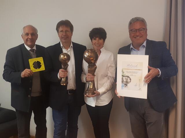 Wolfgang Neumann und LH-Stv. Heinrich Schellhorn überreichten den Energy Globe an Maria und Matthäus Wimmer. | Foto: Land Salzburg/Feichtner
