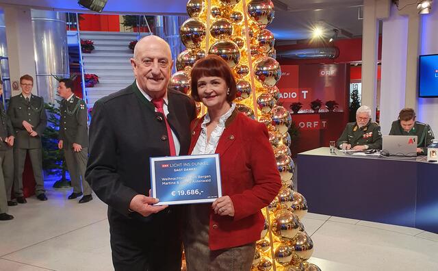 Martina und Georg Astenwald mit der Spende von fast 20.000 Euro für Licht ins Dunkel, die der österreichischen Kinderkrebshilfe zugute kommt | Foto: Privat
