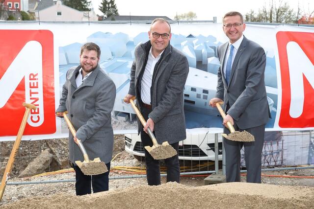 Daniel Lang, designierter Bürgermeister von Mattighofen, Investor Ernst Mayr und Wirtschafts-Landesrat Markus Achleitner. | Foto: Land OÖ/Ernst Grilnberger