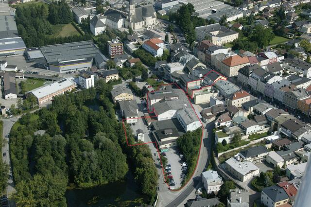 Vogelperspektive mit Kennzeichnung (rote Linie) des neuen M-Centers. | Foto: EM Immobilien GmbH