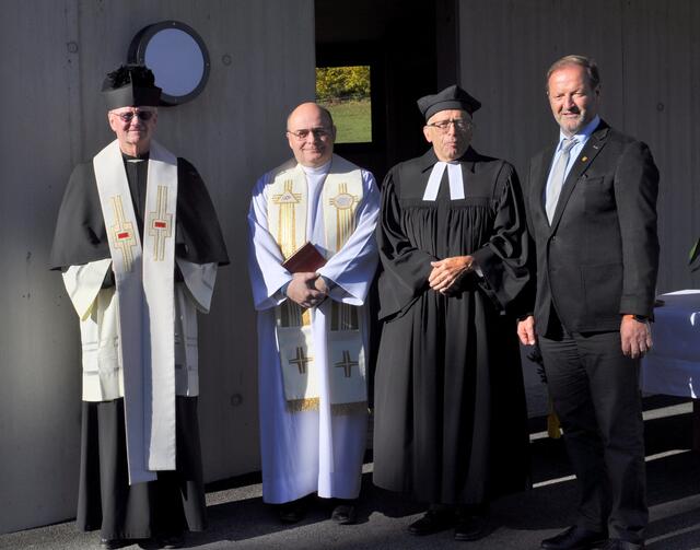 Vier Oberhäupter: Die Geistlichen Harald Truskaller, Bernard Grabowski und Wilhelm Moshammer mit Greifenburgs Ortschef Josef Brandner. | Foto: Waltl