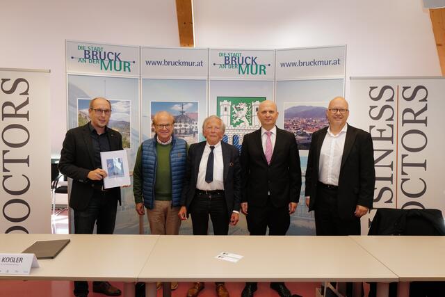 Bei der Programm-Präsentation: Christian Mayer, Alois Kogler, Franz Daublebsky, Gerhard Lechner und Michael Kornhäusl. | Foto: Stadt Bruck/Maili