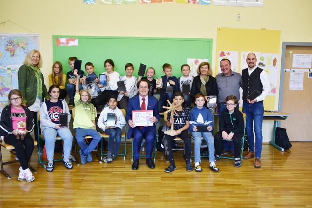 Die Schüler der Mittelschule Ehrenhausen setzen auf Wiederverwenden statt Wegwerfen und nutzen Saubermacher Re-Use Tablets fürs digitale Lernen. | Foto: Saubermacher