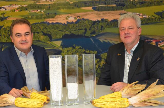 Helmut Feitzelmayr, Leiter der Abteilung Plfanzenbau, und Karl Grabmayr, Vizepräsident der Landwirtschaftskammer Oberösterreich (v. l.). Im Vordergrund: teurer Dünger. | Foto: LK OÖ