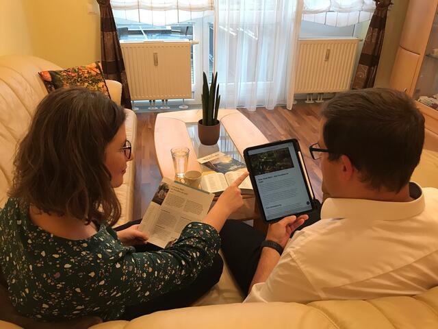 Familie Reichmann aus Ilztal bespricht ein Artikel aus der November-Aktion. | Foto: KK