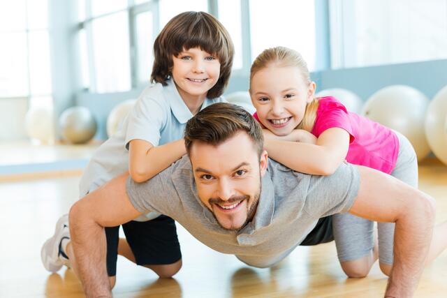 Jeden Mittwoch findet das Eltern-Kind-Turnen statt | Foto: stock.adobe.com / gstockstudio