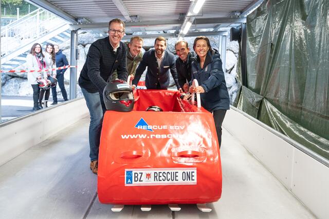 Fünf Mann in einem Bob: LR Christian Gantner, Rodeltrainer Tobias Schiegl, Bgm. Simon Tschann, Rodelpräsident Markus Prock und LR Martina Rüscher (v. l.) | Foto: Gerhard Scopoli, A. Serra