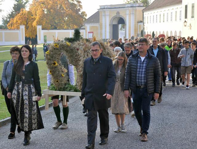 Vertreter*innen der Schulgemeinschaft der HLBLA St. Florian beim Einzug in die Stiftsbasilika mit der Erntekrone
 | Foto: HLBLA St. Florian