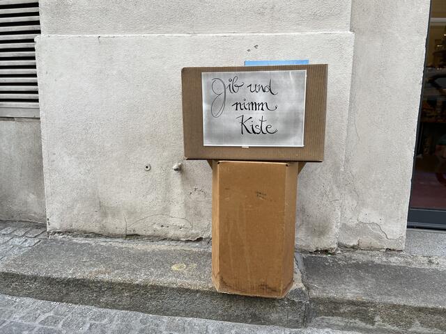 Nicht nur Bücher gibt es hier auf dem Pfarrplatz. | Foto: BRS/Diabl