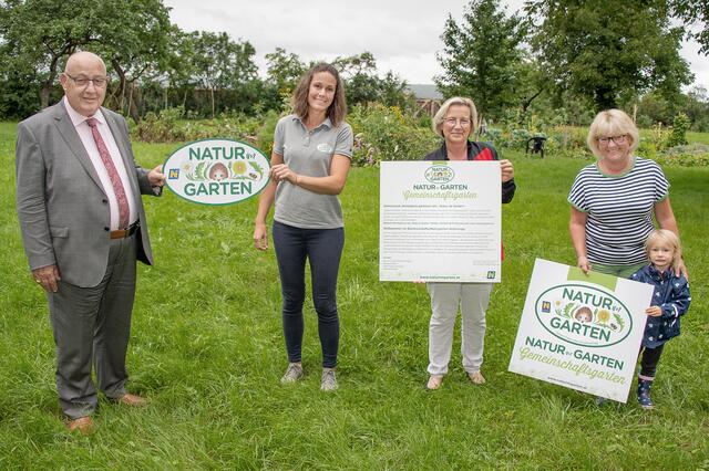Bgm. Anton Pfeifer, ich, Initiatorin Leopoldine Nastberger, Wilma Klein mit Enkerl Matilda Klein | Foto: Natur im Garten