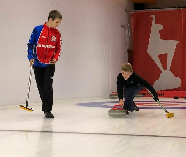 Florian (li.) und Johannes Kramlinger spielen jeweils in einer der Mannschaften des Curling Clubs Steyr.  | Foto: CC Steyr