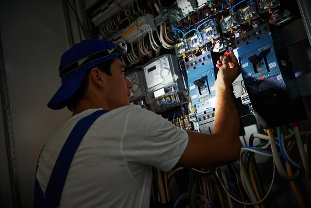 Der 24 Stunden Elektrostördienst ist erreichbar unter: +43 664 13 777 50