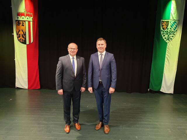 Johannes Waidbacher und BH Gerald Kronberger.  | Foto: Stadtamt