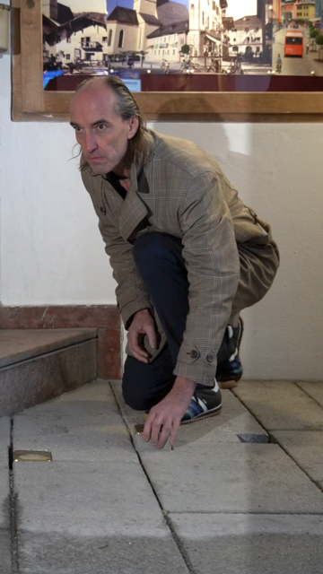 Thomas Schmid verlegte den Gedenkstein für seinen Vorfahren Josef Machreich.