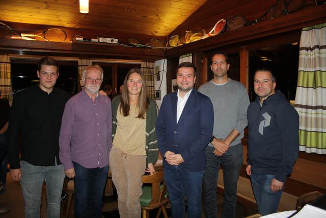 Der neu gewählte Vorstand des SV Zams Tennis, von links: Julian Wiederin (Öffentlichkeitsarbeit), Wilfried Lentsch (Sportwart und Jugendreferent), Petra Kaufmann (Kassierin), Benedikt Lentsch (Obmann), Beirat Thomas Wachtler und Christian Grüner (Schriftführer).  | Foto: Elisabeth Zangerl 