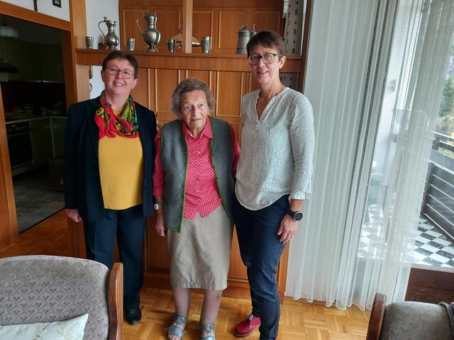 Sabine Promberger (re.) und Franziska Zohner-Kienesberger (li.) mit der Jubilarin Barbara Thalhammer. | Foto: Gde. Ebensee