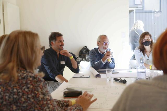 Workshopreihe im Gemeindeamt Stanz: Im Bild Alex Baldele und Rainer Rosegger.