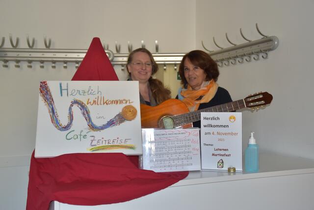Andrea Coulon (I.) und Ursula Walther sind die Initiatiorinnen des Café Zeitreise im Pfarrheim von St. Othmar.
