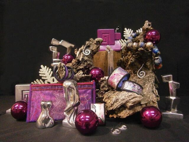 Der arteum-Gabentisch ist reich gedeckt: Handgefertigte Kostbarkeiten aus verschiedenen Kunsthandwerksbereichen. Erlesene große und kleine Geschenkideen in allen Preislagen. Direkt aus den Bildhauerateliers und Kreativwerkstätten.
 | Foto: Winter