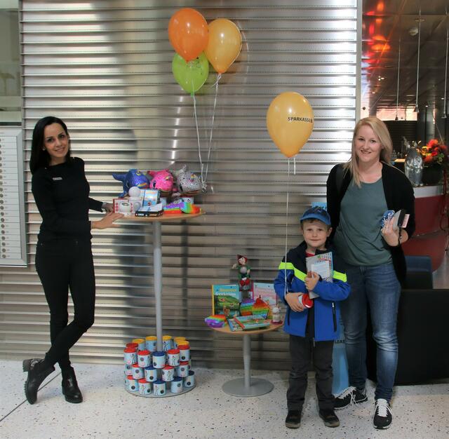 Bei so vielen Geschenken war die Wahl gar nicht so einfach | Foto: Sparkasse Bludenz/Larissa Heiseler