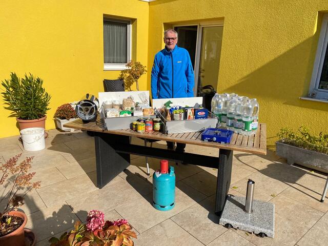 Arno Berr, Zivilschutzbeauftragter und Gemeinderat in Sommerein zeigt seine Vorräte. | Foto: Christine Besser