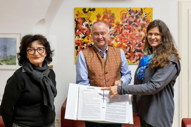 Die rund 1.300 Unterschriften wurden von Susanne Bauer-Rupprecht und Ulrike Braumüller an Bürgermeister Hintner übergeben. | Foto: Gerlinde Gorla