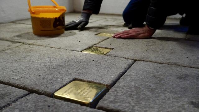 Die Stolpersteine wurden mit Kies im Steinboden fixiert.