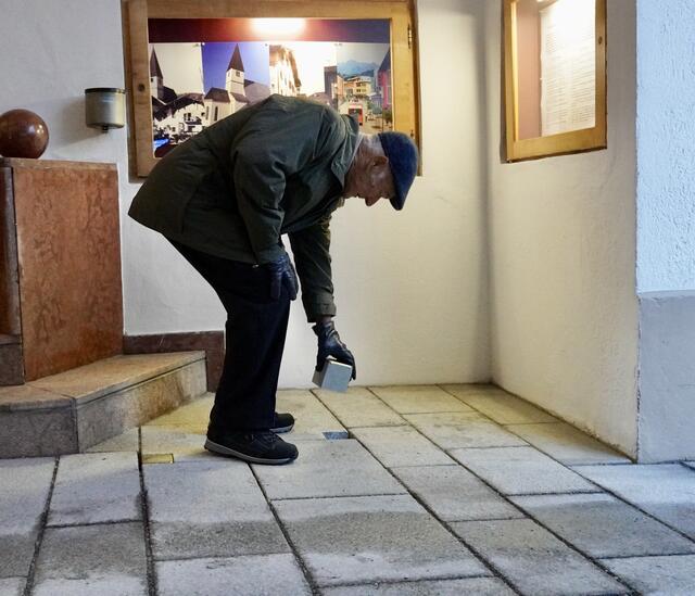 Oberst Werner Maroschek verlegte den Gedenkstein für seinen Ahnen Josef Maroschek in den Boden vorm Bischofshofener Rathaus.  | Foto: Alexander Holzmann