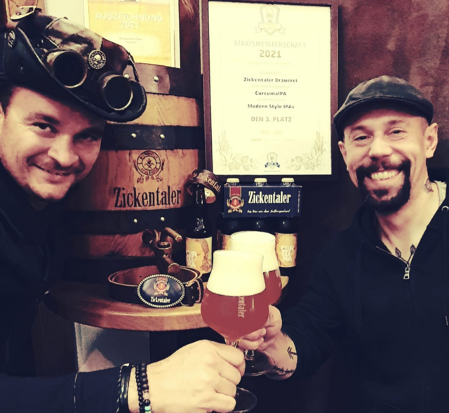 Patrick Krammer (links) und Markus Maurer aus der Zickentaler Brauerei freuen sich über die "Bronzemedaille" für ihr Curcuma-Bier in der Kategorie "Indian Pale Ale". | Foto: Zickentaler Brauerei