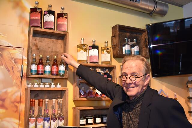 Werner Ultsch im Genussladele in Matrei, wo die Spezialitäten seiner "Eagles Mountain Distillery" ebenfalls erhältlich sind. | Foto: Kainz