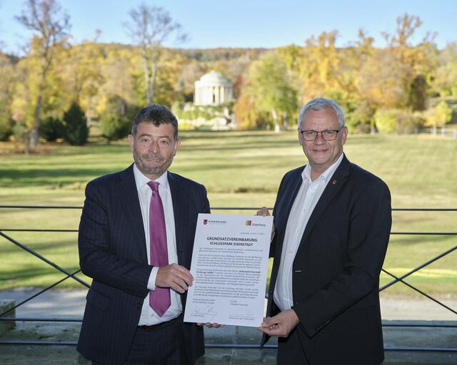 Stefan Ottrubay, Direktionsrat der Esterhazy Stiftungen und Bürgermeister Thomas Steiner bei der Unterzeichnung | Foto: Esterhazy / Michael Pinzolits