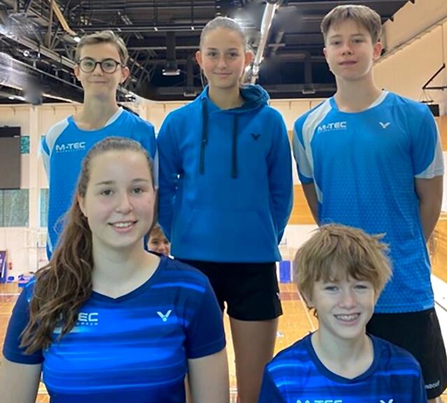 Die Badminton-Jugend aus Ohlsdorf: hintere Reihe stehend v. l.: Matthias Topf, Hanna Gillesberger, Lorenz Windauer; vorne v. l.: Sarah Dlapka, Alexander Puschl. | Foto: Gillesberger