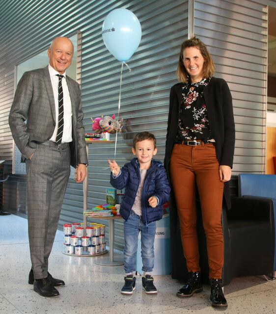 Vorststand-Vorsitzender Christian Ertl mit Tobias und Heidi Klocker | Foto: Sparkasse Bludenz/Larissa Heiseler