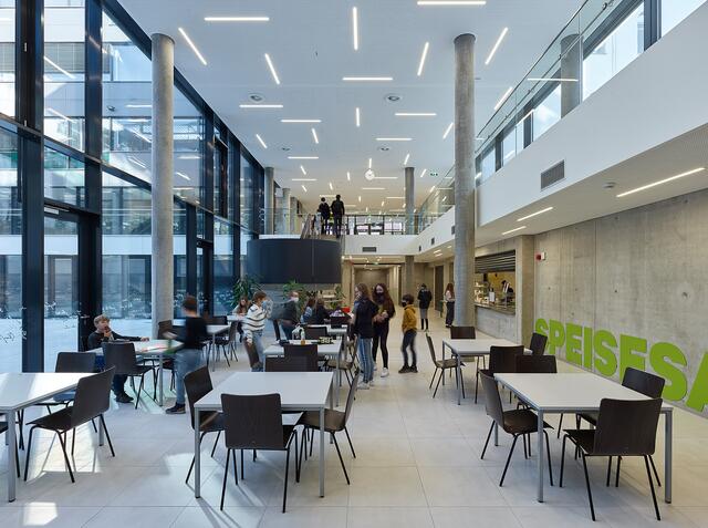 BRG/BPRG Lessinggasse: Auf 16.500 Quadratmetern sind etwa 46 Klassenzimmer, drei Turnsäle, ein Speisesaal und ein zweistöckiger Theatersaal untergebracht. | Foto: Bruno Klomfar