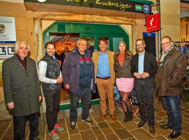vlnr. Galerist Klaus Oberhammer, GR. Markus Unterdorfer-Morgenstern, Dr. Karl Safron, Peter und Karin Cornelia Zwanziger, Stadtrat Mag. Franz Petritz und KommR Günter Georg Burger.