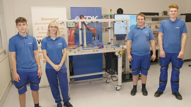 Das Siegerteam beim Lehrlingswettbewerb kommt von TDK-Electronics mit Oliver Novak, Celine-Chantal Körbisch, Manuel Lenzbauer und Julian Reinisch (v.l.) | Foto: SonntagskindFILMproduktion