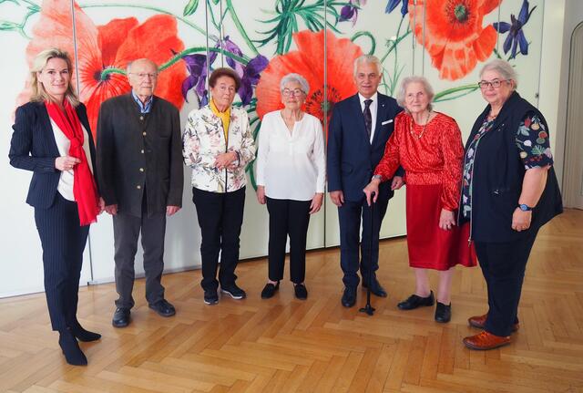Glückwünsche gab es von Bürgermeister Johann Zeiner, Vizebürgermeisterin Michaela Haidvogel und Gemeinderätin Anneliese Mlynek. Für Maria Kargl (3.v.l.) und Helene Sippl (4.v.l.) zum 85er, für Hedwig Bendekovics (2.v.r.) und Dr. Winfried Verderber (2.v.l.) zum 90er . | Foto: Marktgemeinde Maria Enzersdorf