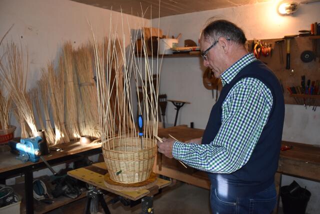 Liebe zum Handwerk: Fritz Pölzl zeigt das Korbflechten vor.