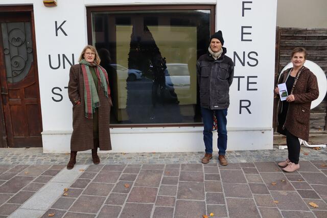 Eröffnung im Gnaser Kunstfenster mit Michaela Leutzendorff-Pakesch, Franz Kapfer und Elisabeth Triebl (v.l.). | Foto: RegionalMedien