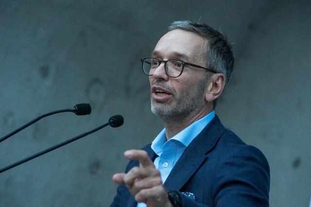 FPÖ-Chef Herbert Kickl protestierte Freitagabend gegen die Ankündigungen der Bundesregierung.