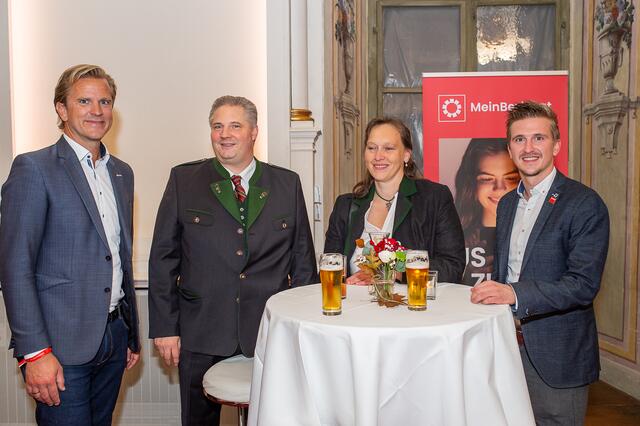 Die Grazer Gewinner Josef und Brigitte Mosshammer, flankiert von Viktor Larissegger (l.) und Philip Fürstaller (r.) | Foto: Foto Jörgler