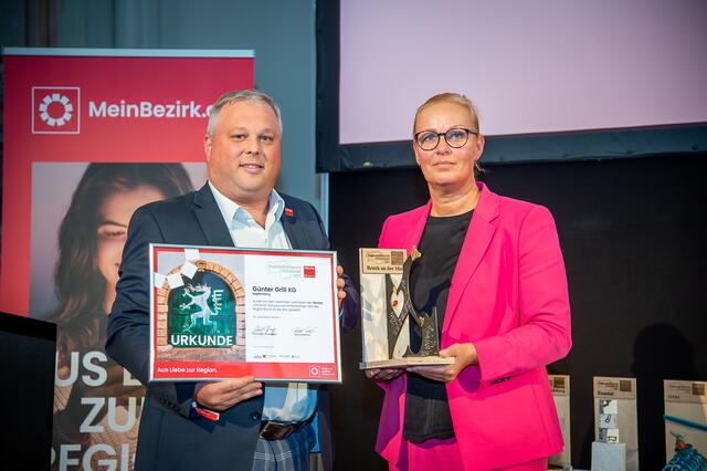 Preisübernahme in Vertretung: Da der Gewinner aus der Region Bruck verhindert war, nahm Martina Romen-Kierner von der WKO stellvertretend der Preis von Werner Moritz (Regionalmedien Steiermark) entgegen. | Foto: Foto Jörgler