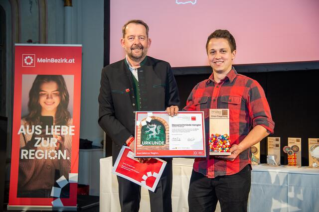 Siegerstrahlen aus Graz-Umgebung: Messerschmied Tobias Hangler (r.) und Herbert Ebner (Regionalmedien Steiermark) | Foto: Foto Jörgler