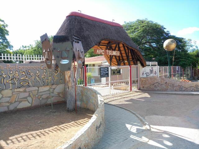 Das Haupttor des Arts Performance Centre (APC) in Tsumeb/Namibia 19°14'53.0"S 17°42'33.6"E