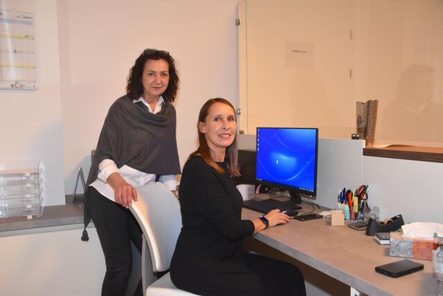 Beatrix Braun (links) und Alexandra Ederer haben die Verwaltung der Praxis inne. | Foto: Martin Wurglits