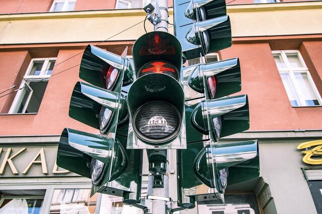 Die App zeigt die richtige Geschwindigkeit, um mit dem Auto oder Fahrrad auf der grünen Welle durch die Stadt zu fahren.