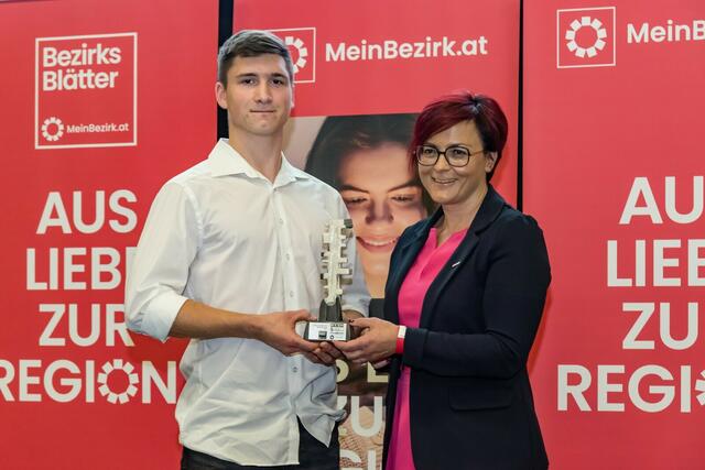 Felix Brunner von der Fleischerei Brunner erhielt die Regionalitätspreis-Trophäe von Wirtschaftskammer-Regionalstellenobfrau Tanja Stöckl überreicht.