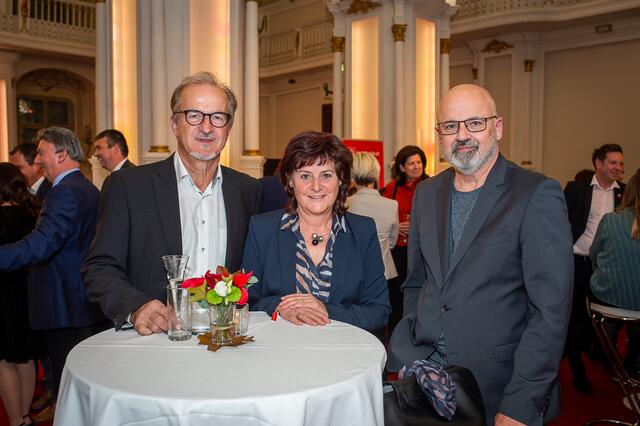 Südoststeirische Regionalsieger Karl und Roswitha Haas mit Robert Grabner (Regionalmedien Steiermark) | Foto: Foto Jörgler