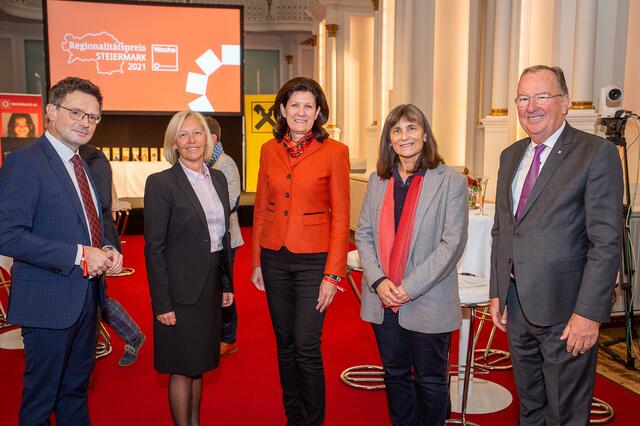 Ebenfalls bei der Gala vertreten waren NAbg. Verena Nussbaum, VP-Klubobfrau Barbara Riener, die Grazer KPÖ-Gemeinderätin Elke Heinrichs, Bundesrat Ernest Schwindsackl (v.l.). Durch den Abend führte Moderator Franz Neger (l.). | Foto: Foto Jörgler